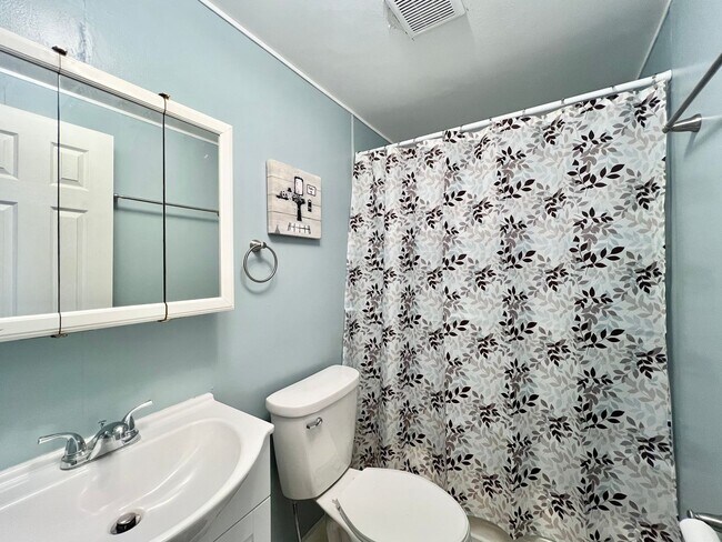 Building Photo - Three Bedroom Home with a Spacious Backyard