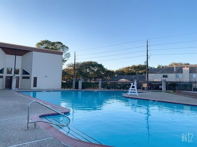 Building Photo - 15215 Possumwood Dr