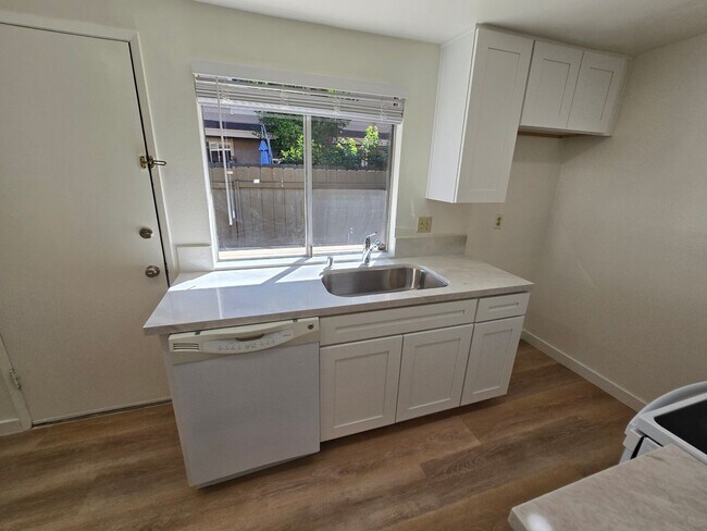 Building Photo - 910 Amistad Ct