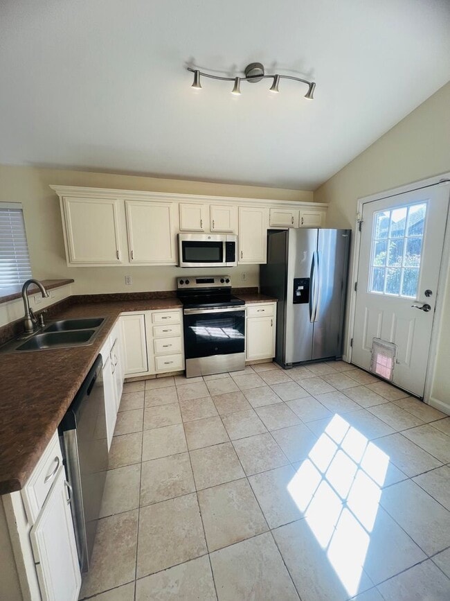 Building Photo - 4 bedroom 2 bath close to Fort Carson