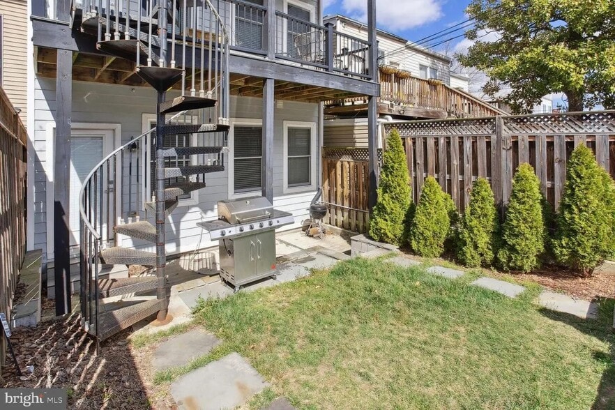 Building Photo - 1230 Fairmont St NW