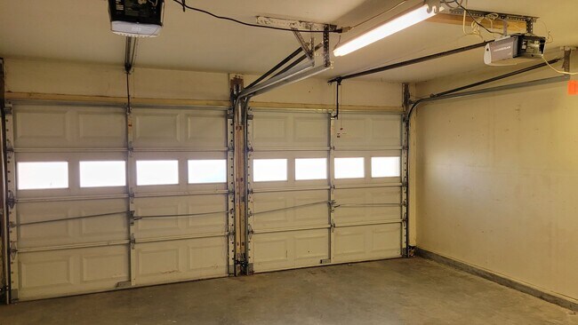 Building Photo - Leasing now! Cozy and comfortable 3/2/2 Brick Home Available for August