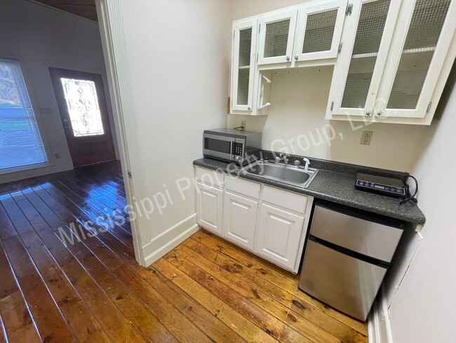 Building Photo - Efficiency 1BR/1.5BA FOR RENT