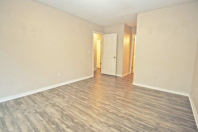 Building Photo - 2 Bedroom, 2 Bath Condo at Village Creek -...