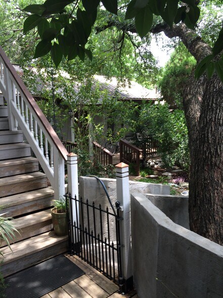 Building Photo - 607 Upson St