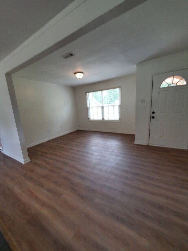 Building Photo - Spacious 4BR/2BA Home with Brick Exterior, Large Open Living Area, and Pet-Friendly in Valdosta, GA!