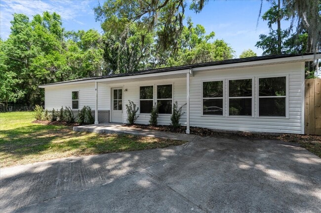 Building Photo - 4 Bedroom Coastal Cottage