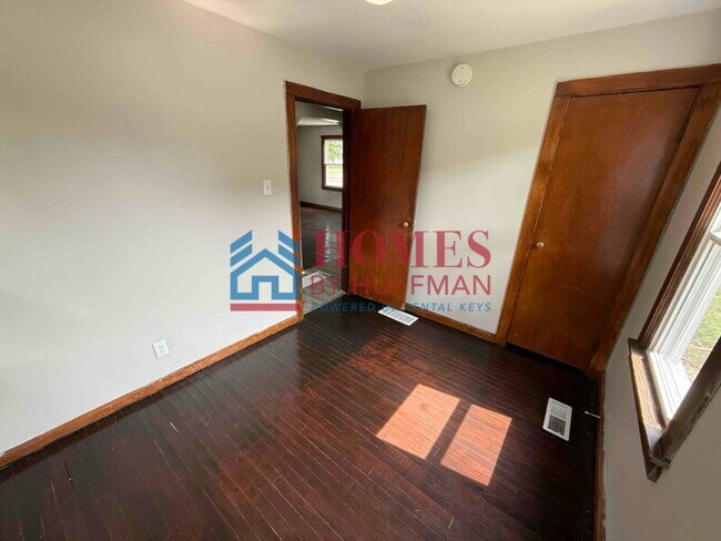 Building Photo - 2 Bedroom House | Fenced Back Yard