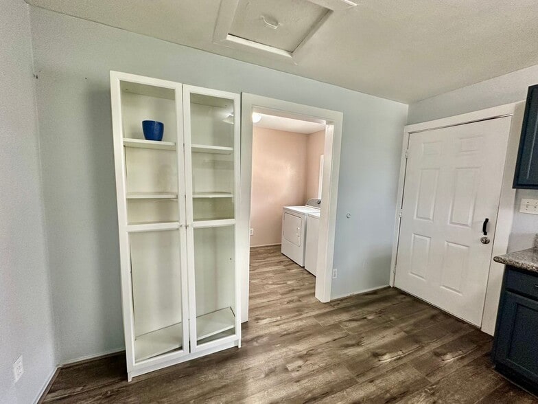 Building Photo - 305 N Live Oak St