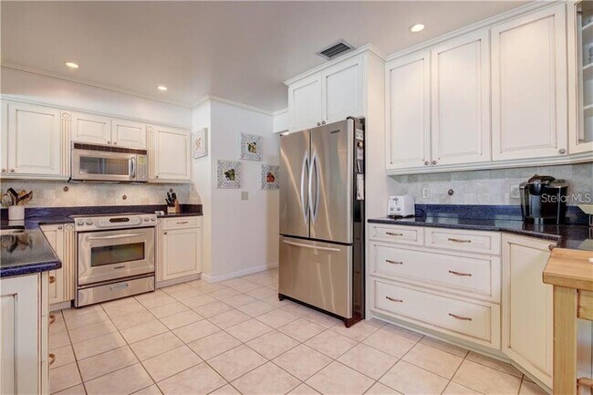 Building Photo - 2395 6th Ave SW