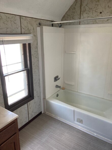 Building Photo - 101 Park St N