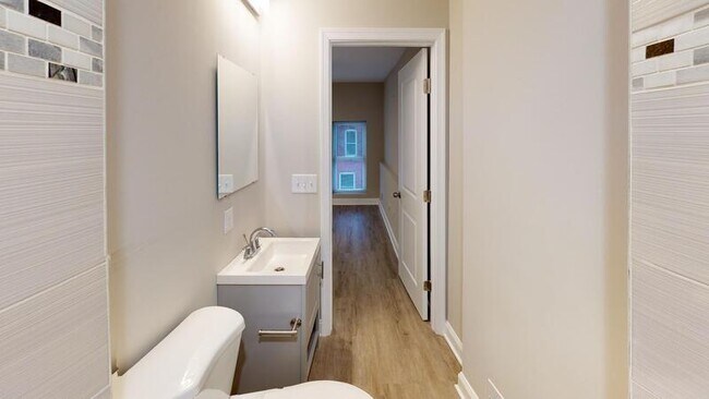 Building Photo - 224 N Rose St