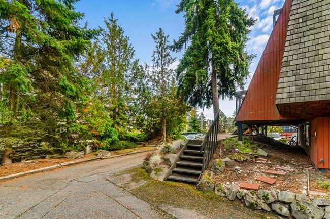 Building Photo - Super Unique Northgate Loft!