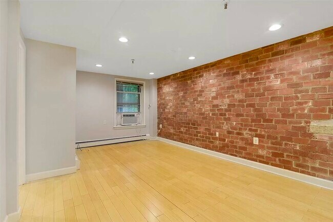 Building Photo - 319 Barrow St