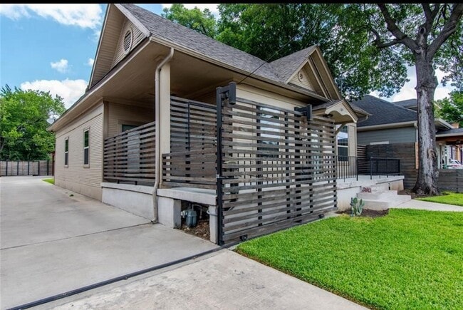 Building Photo - 825 W Twelfth St