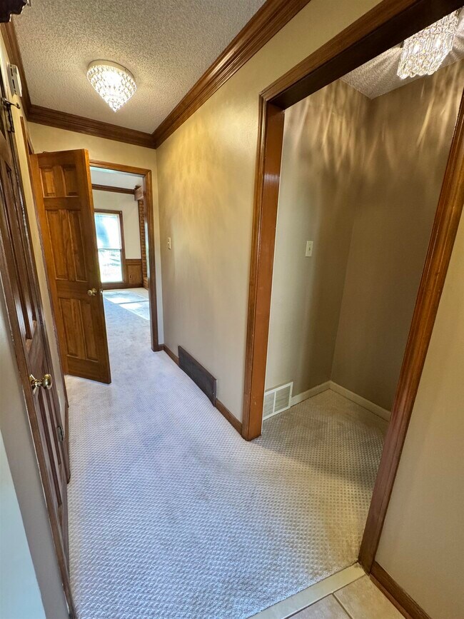 Building Photo - 2025 Mt Badon Ln