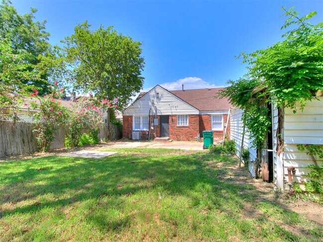 Building Photo - 2204 N Hood St
