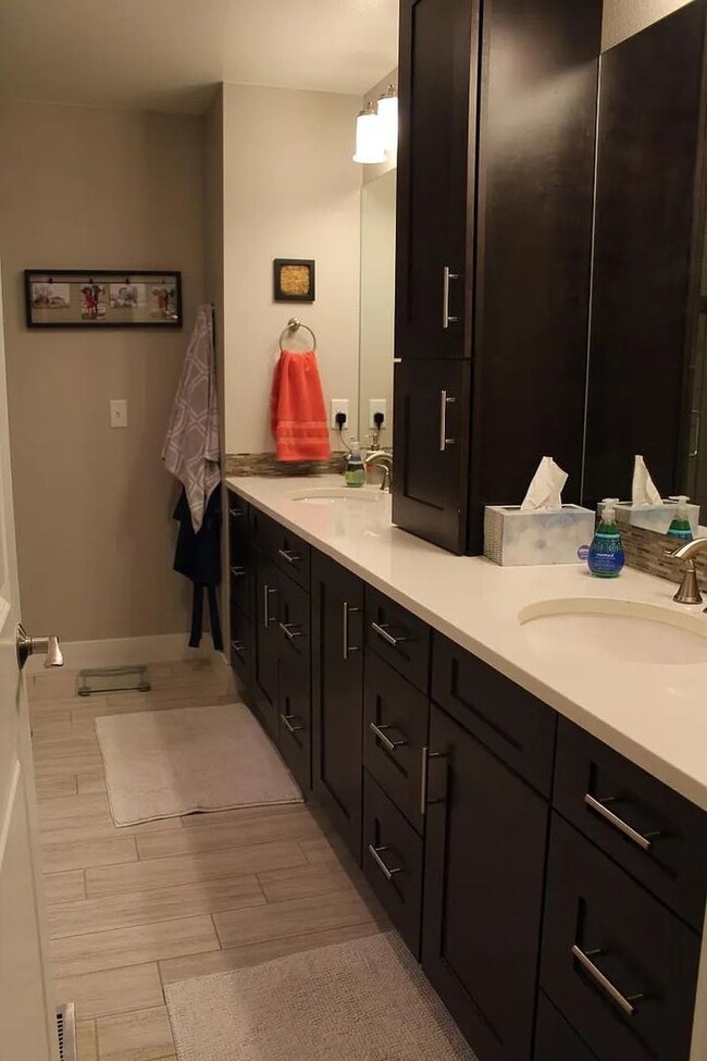 Building Photo - Sleek 3 Bedroom House in Sunnyside!! 6-8 m...