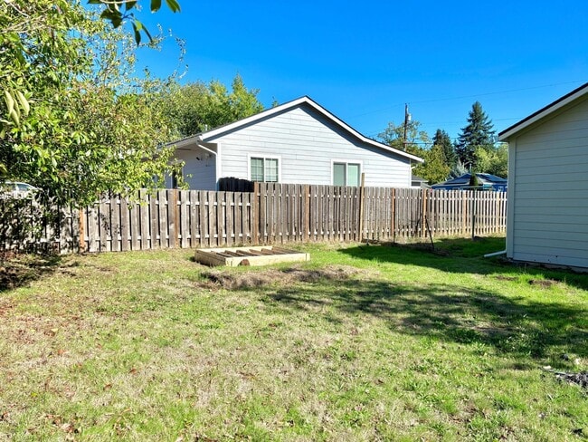 Building Photo - Powellhurst-Gilbert Updated 4 Bedroom/2 Ba...
