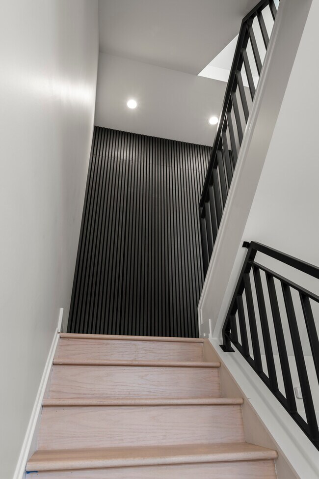 Building Photo - 428 E 50th Pl