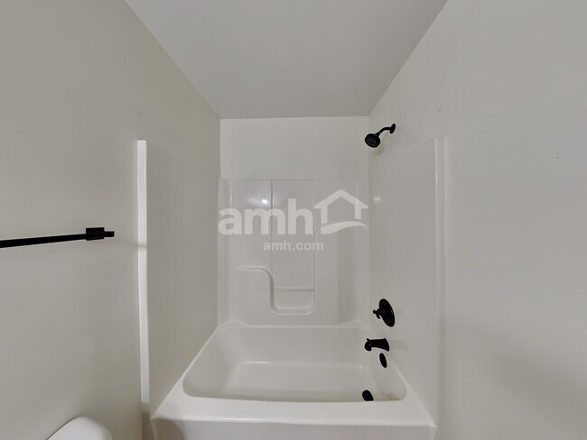 Building Photo - 107 Buster St