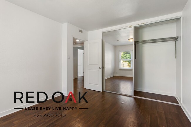 Building Photo - Fabulous One Bedroom with Vintage Appeal, ...