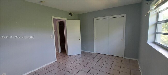 Building Photo - 4140 Woodside Dr