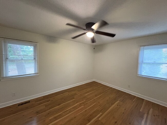 Building Photo - Spacious 4 Bed 2.5 bath Home Close to Fort...