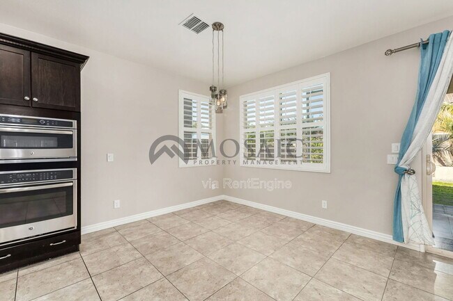 Building Photo - 2464 E Hazeltine Way