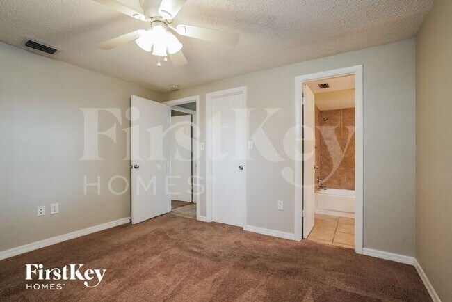 Building Photo - 2582 Lake View Blvd