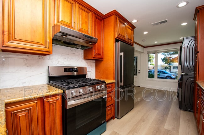 Building Photo - 1099 Bradford Dr