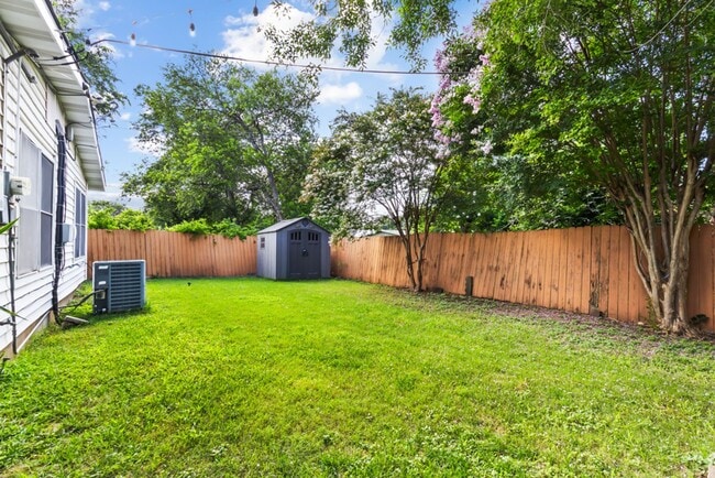 Building Photo - 230 Brettonwood Dr