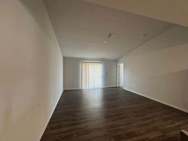 Building Photo - Beautiful 2 Bedroom 2 Bath