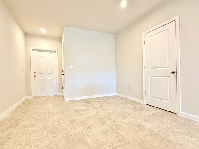 Building Photo - Brand-new End-unit 3Beds/2.5Baths townhome at Lady Lake!