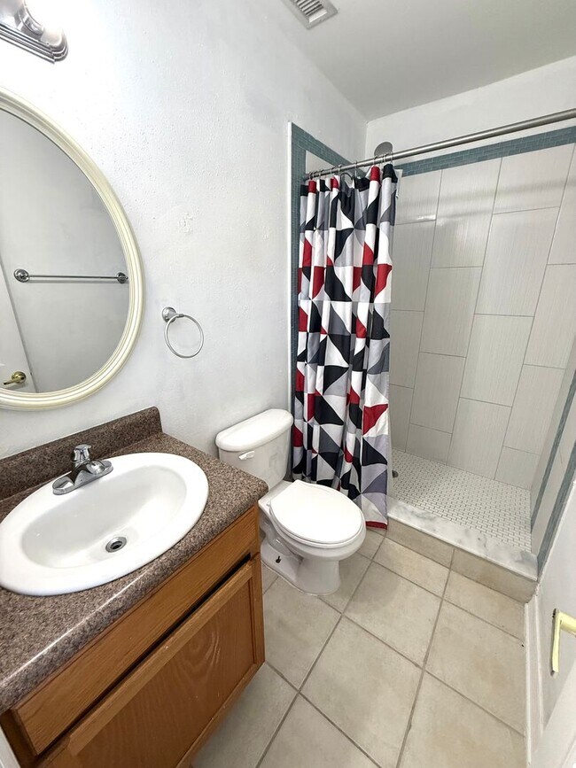 Building Photo - Beautiful 2BR/2BA Condo in Sarasota!