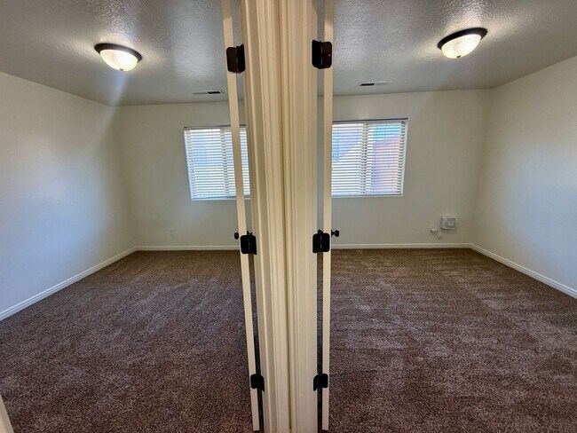 Building Photo - 3-BR Townhome Near Costco