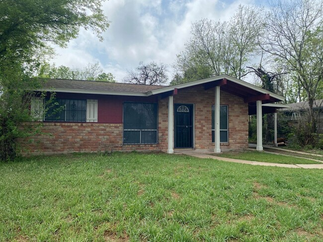 Primary Photo - 3-BEDROOM HOME IN SOUTHEAST SIDE