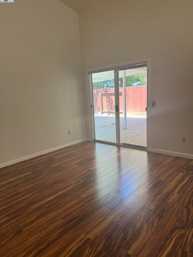 Building Photo - 5325 Avante Ln