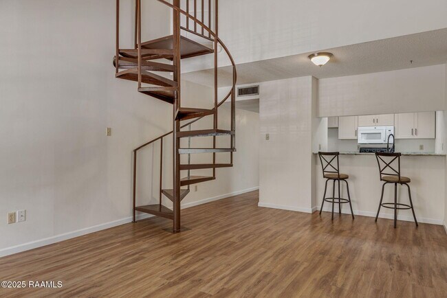 Building Photo - 300 Lozes Ave