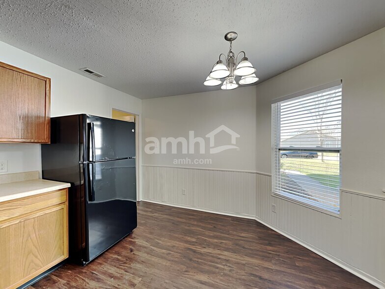 Building Photo - 527 Bourneside Dr