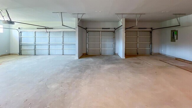 Building Photo - 1724 Salma Rd