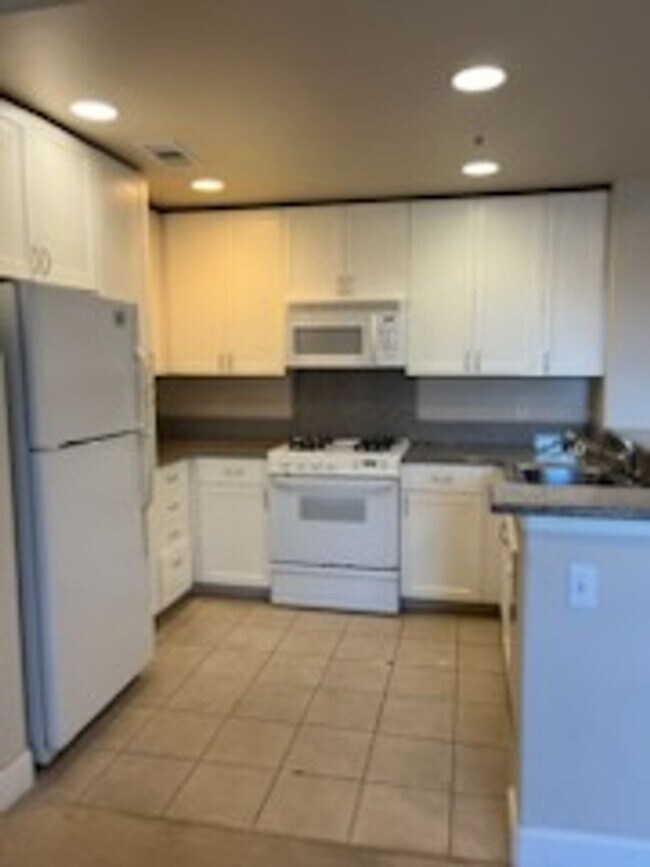 Building Photo - Epic REA - Great 1 BR/1 BA Condo w/Parking...