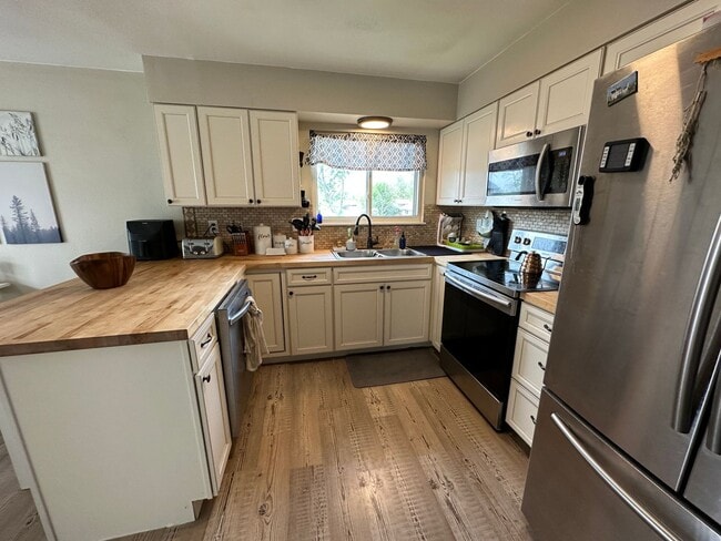 Building Photo - 4 BED 2 BATH HOME CLOSE TO PETERSON AFB & SCHRIEVER AFB!