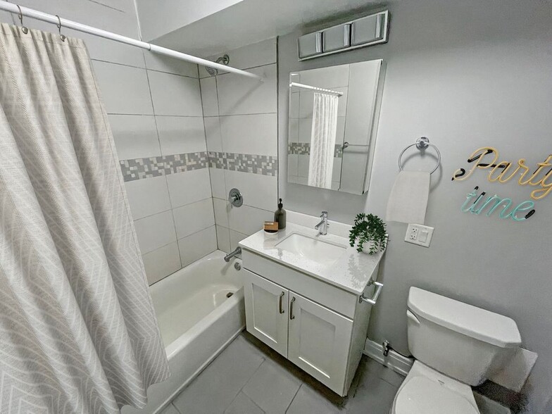 Building Photo - 5650 N Sheridan Rd