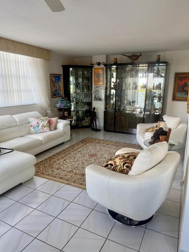 Building Photo - 3113 S Ocean Dr