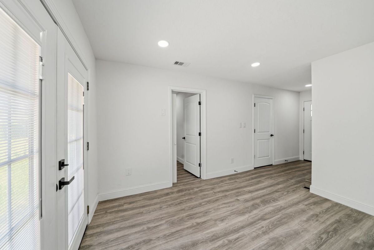 Building Photo - 10406 Broadstairs St