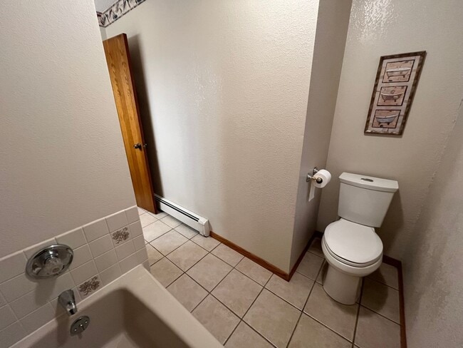 Building Photo - Beautiful 3 Bedroom Home In Carlton on 5 A...