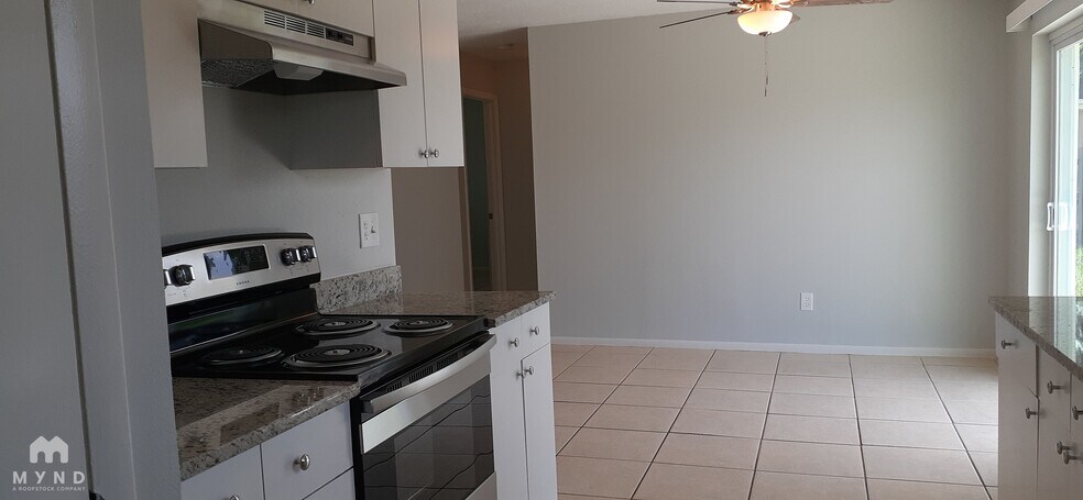 Building Photo - 628 Royal Palm Dr