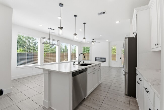 Building Photo - 15155 Colorado Bnd Pk Dr