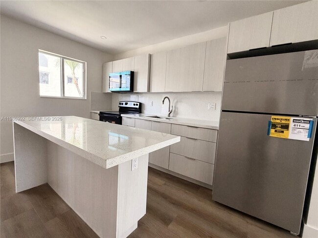 Building Photo - 1904 SW 17th Ave